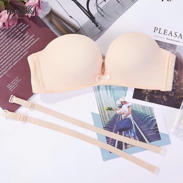 Áo ngực quây màu be kèm dây tháo rời đặt trên tạp chí thời trang