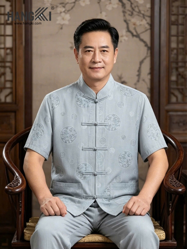 Người đàn ông trung niên mặc bộ đồ nam trung niên HANGKI màu xám tay ngắn họa tiết cổ truyền