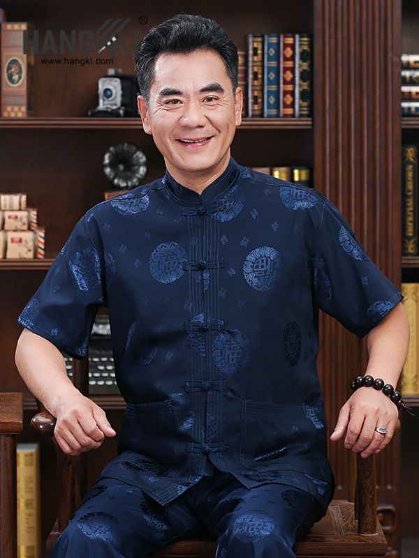 Bộ đồ nam trung niên lụa gấm màu xanh đậm kiểu truyền thống Trung Hoa ngồi trên ghế gỗ