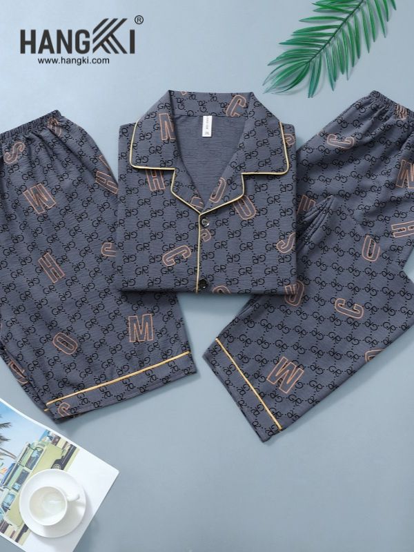 Bộ pijama dài tay màu xám họa tiết chữ cái thương hiệu Hangki bày trên nền phẳng