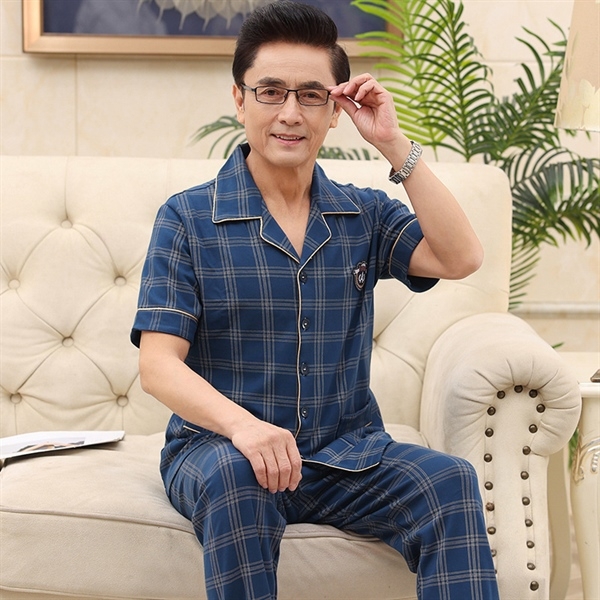 Bộ đồ ngủ nam trung niên kẻ caro xanh navy tay ngắn quần dài chất liệu mềm mại
