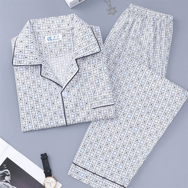 Bộ pijama dài tay họa tiết caro nhỏ màu xám xanh cho nam đặt trên nền phẳng