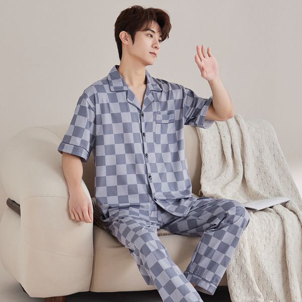 Bộ pijama nam kẻ caro xanh xám tay ngắn quần dài chất vải mềm mại ngồi trên ghế sofa