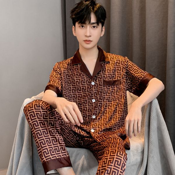 Bộ pijama lụa nam màu nâu họa tiết hình học, tay ngắn quần dài, người mẫu ngồi trên ghế