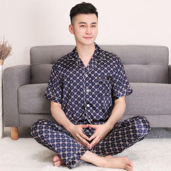 Bộ pijama lụa nam tay ngắn quần dài họa tiết caro xanh navy ngồi trên ghế sofa