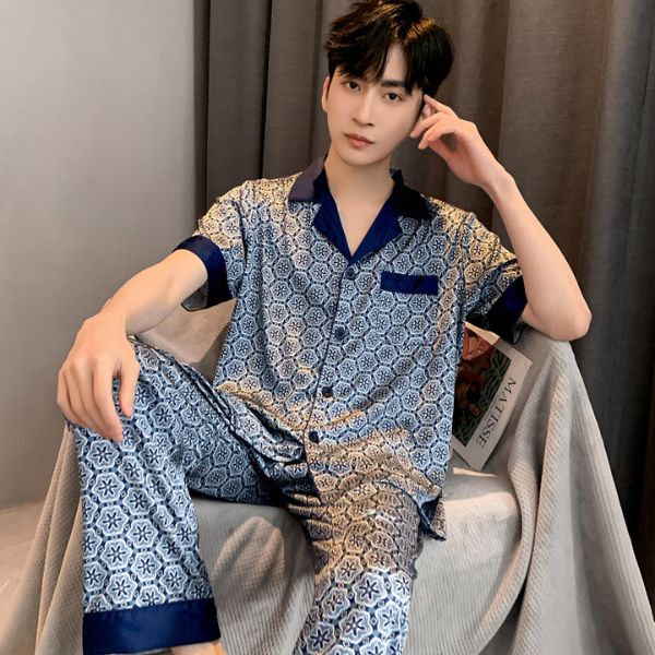 Bộ pijama lụa nam tay ngắn họa tiết xanh trắng, cổ bẻ, viền xanh đậm, người mẫu ngồi trên ghế
