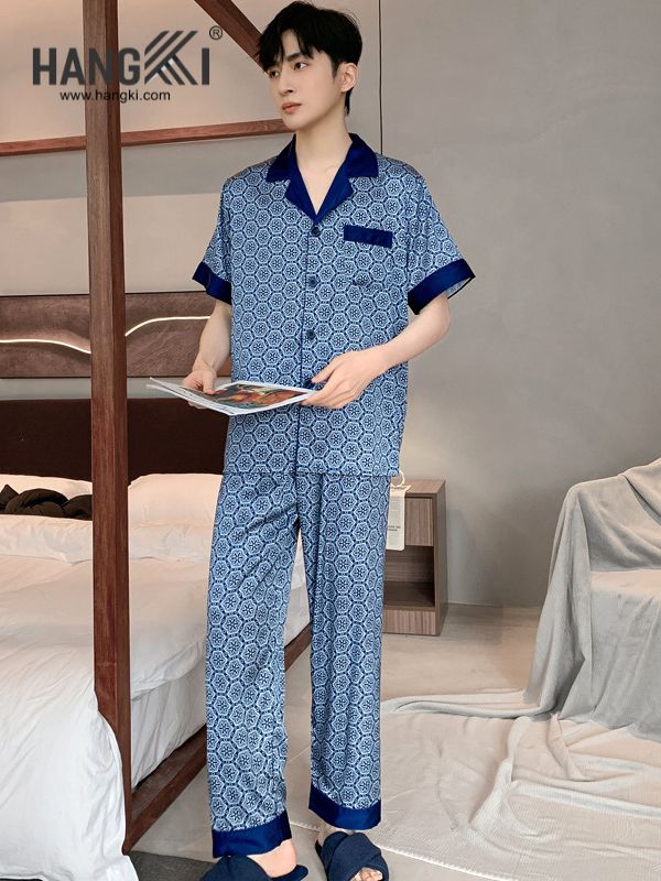 Nam giới mặc bộ pijama lụa họa tiết xanh navy thương hiệu Hangki trong phòng ngủ