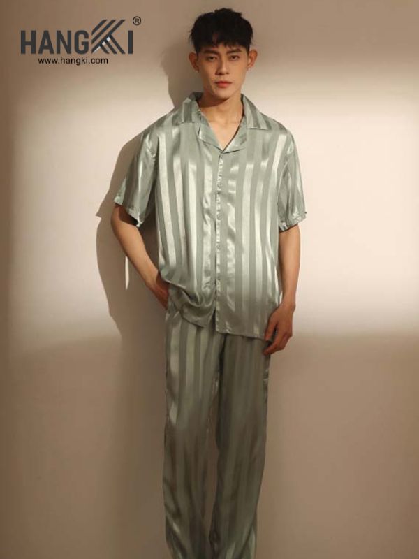 Nam người mẫu mặc bộ pijama lụa kẻ sọc màu xanh bạc thương hiệu Hangki