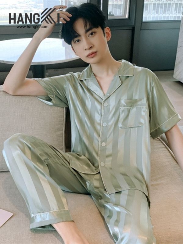 Bộ pijama lụa nam tay ngắn màu xanh nhạt kẻ sọc bóng thương hiệu Hangki