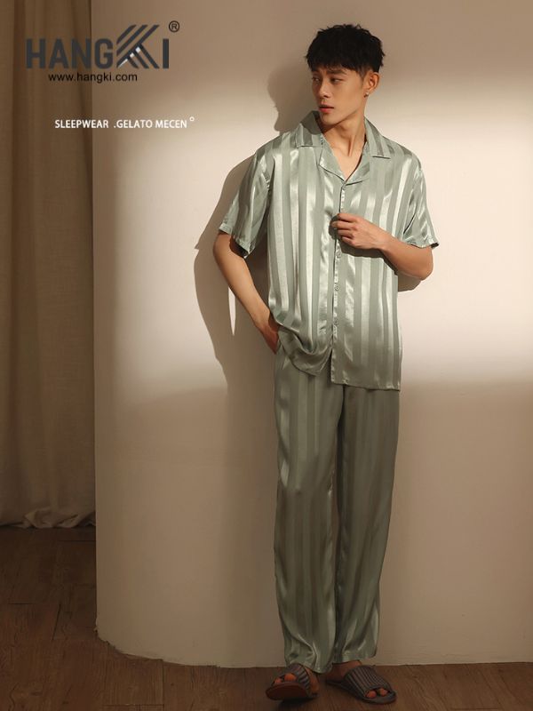 Bộ pijama lụa nam HANGKI màu xanh nhạt kẻ sọc, cộc tay quần dài, người mẫu đứng tựa tường