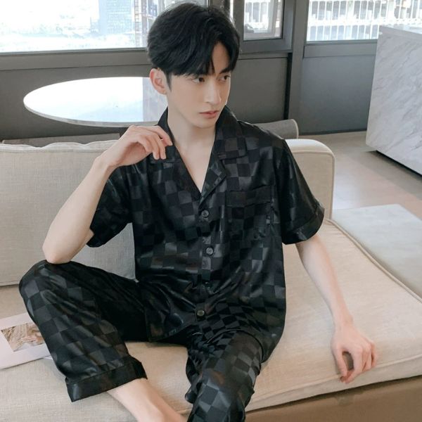 Bộ pijama lụa nam màu đen họa tiết caro bóng tay ngắn quần dài ngồi trên sofa