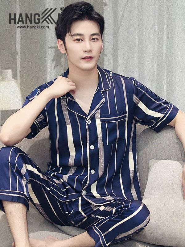 Bộ pijama lụa nam HANGKI kẻ sọc xanh navy trắng tay ngắn quần dài ngồi trên ghế sofa