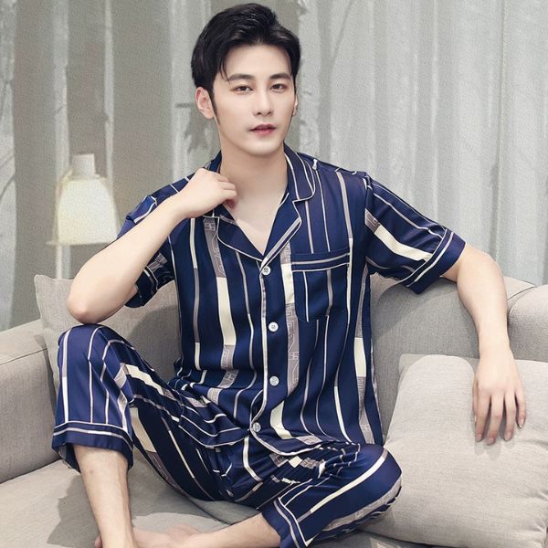 Bộ pijama nam lụa kẻ sọc xanh navy tay ngắn quần dài ngồi trên ghế sofa trong phòng ngủ