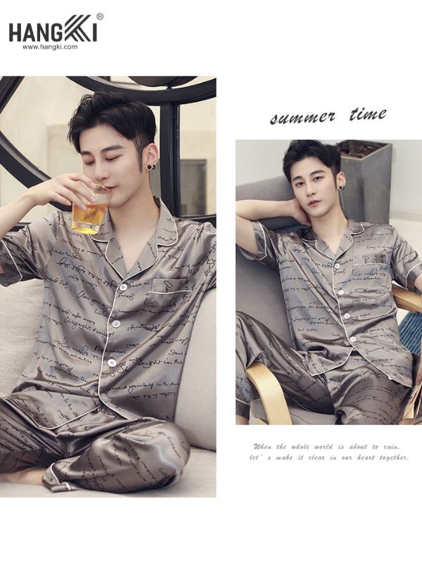 Bộ pijama lụa nam HANGKI màu xám in chữ, tay ngắn quần dài, người mẫu mặc và thư giãn trên ghế sofa