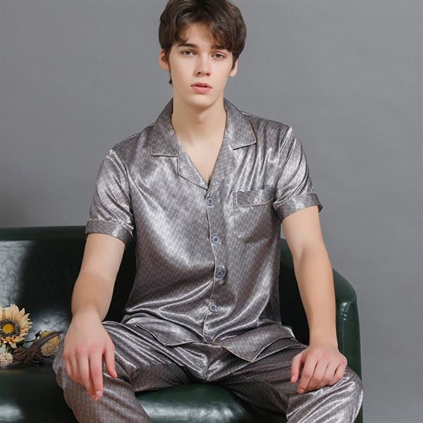 Bộ pijama lụa nam màu xám tay ngắn quần dài chất liệu bóng mịn ngồi trên ghế sofa