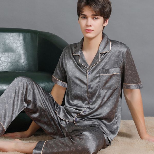 Bộ pijama lụa nam màu xám tay ngắn quần dài họa tiết nhỏ ngồi tựa ghế sofa