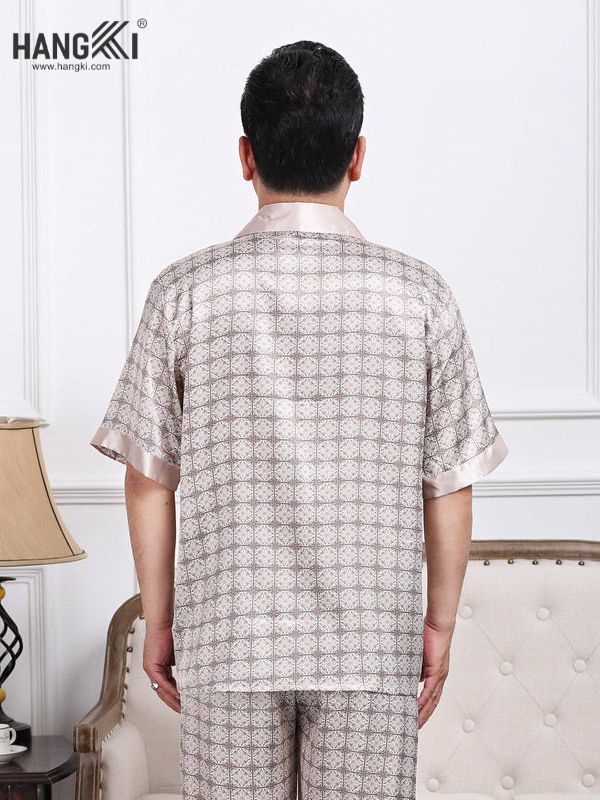 Bộ đồ ngủ lụa nam tay ngắn họa tiết caro màu be nhìn từ phía sau