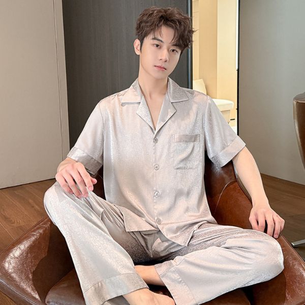 Nam giới mặc bộ pijama lụa màu bạc tay ngắn quần dài ngồi trên ghế da trong phòng ngủ