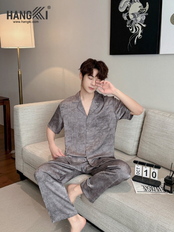 Nam giới mặc bộ pijama lụa xám tay ngắn quần dài HANGKI ngồi trên sofa trong phòng khách