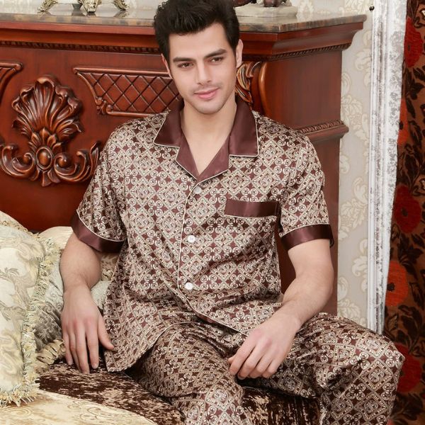 Bộ pijama lụa nam màu nâu họa tiết sang trọng ngồi trên giường trong phòng ngủ cổ điển