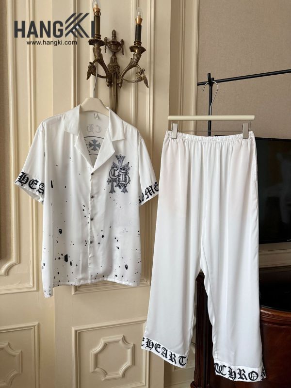 Bộ đồ pijama lụa trắng họa tiết chữ và logo CHROME HEARTS treo trên móc trong phòng ngủ