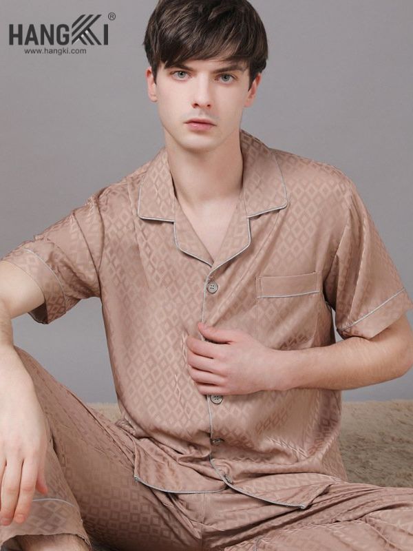 Bộ pijama lụa nam tay ngắn màu nâu họa tiết caro nhỏ thương hiệu Hangki