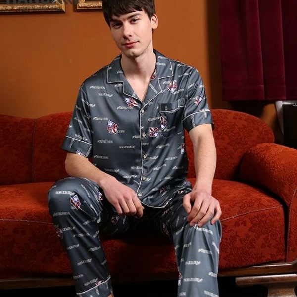 Bộ pijama lụa nam màu xám tay ngắn quần dài họa tiết chữ và hình ngồi trên ghế sofa đỏ