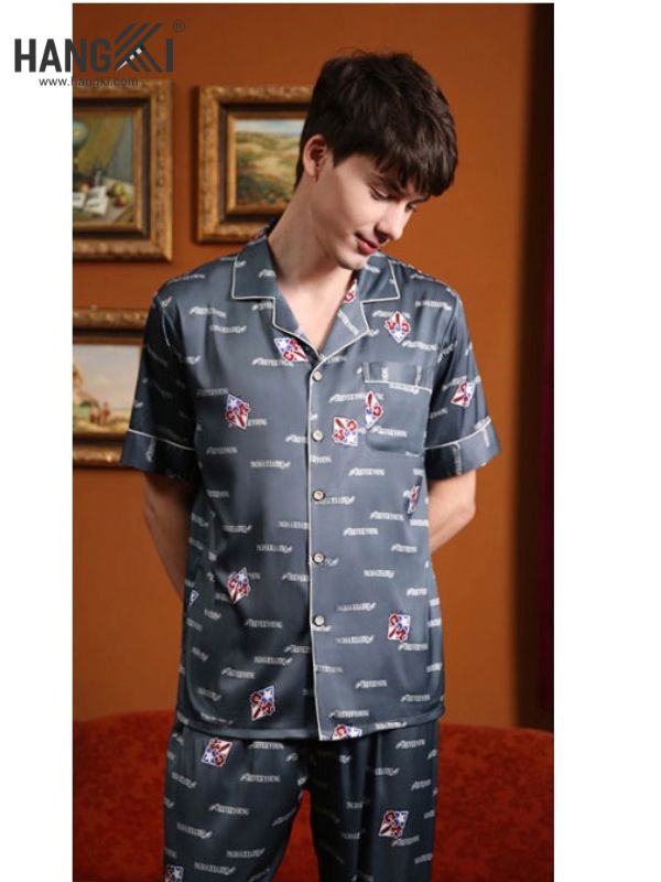 Bộ pijama nam lụa màu xám tay ngắn quần dài họa tiết chữ và hình in nổi bật