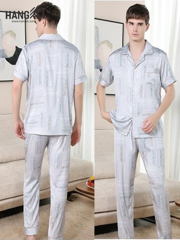 Bộ đồ ngủ nam lụa màu xám tay ngắn quần dài họa tiết chữ mặc trong phòng ngủ