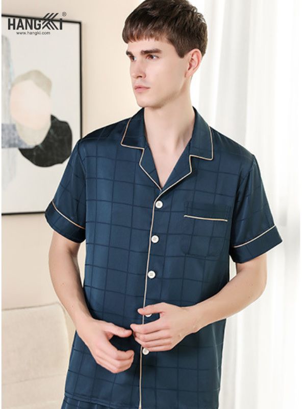 Nam giới mặc bộ pijama lụa xanh navy kẻ ô ngắn tay viền vàng thương hiệu Hangxi