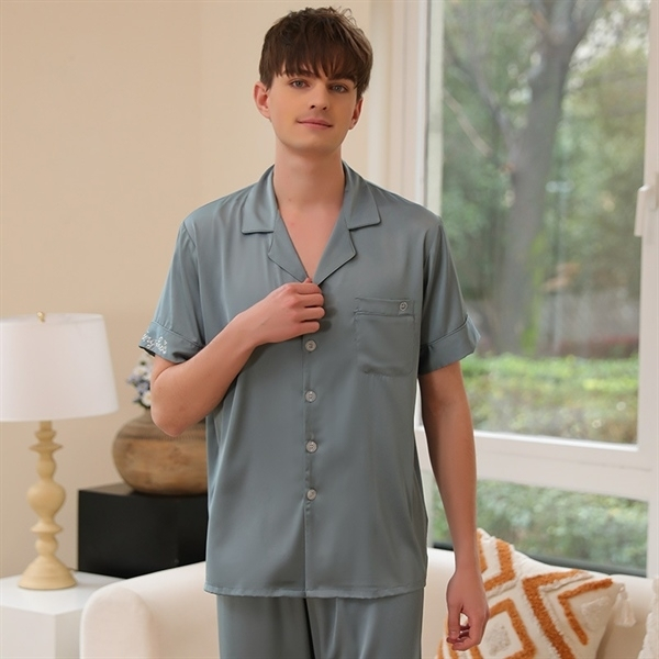 Bộ đồ ngủ lụa nam màu xanh xám tay ngắn cổ bẻ cài khuy trước trong phòng khách sáng