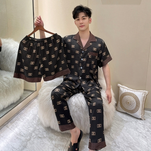Bộ đồ ngủ nam lụa màu đen họa tiết nâu, áo cộc tay quần dài kèm quần short cầm trên tay