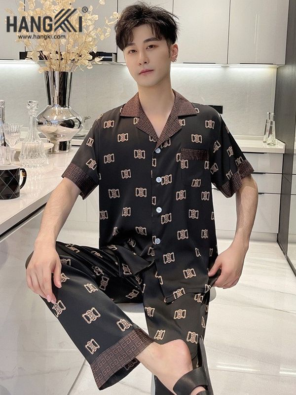 Nam giới mặc bộ pijama lụa đen tay ngắn quần dài họa tiết nơ thương hiệu Hangki trong phòng bếp hiện đại