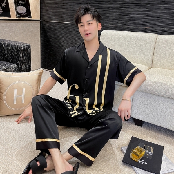 Bộ đồ ngủ lụa nam màu đen viền vàng tay ngắn quần dài phong cách sang trọng