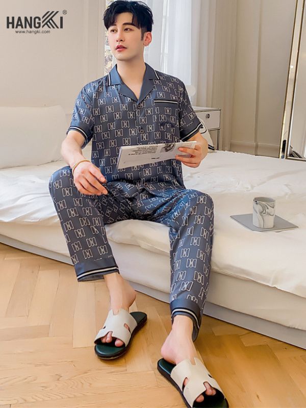Bộ pijama lụa nam tay ngắn màu xanh họa tiết chữ, dáng rộng mặc nhà thời trang