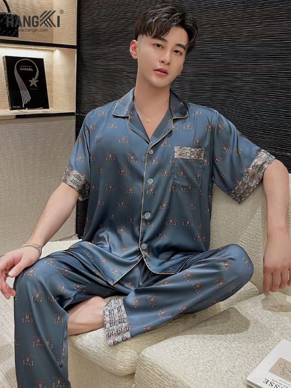Bộ pijama lụa nam màu xanh họa tiết sang trọng, dáng rộng tay ngắn quần dài