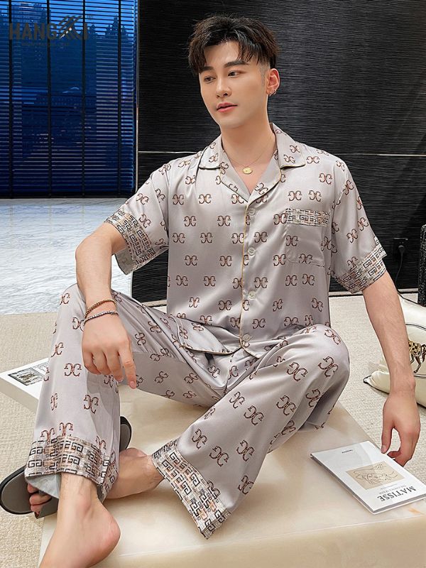 Bộ pijama lụa nam màu xám họa tiết chữ, dáng rộng tay ngắn quần dài, chất vải bóng mịn