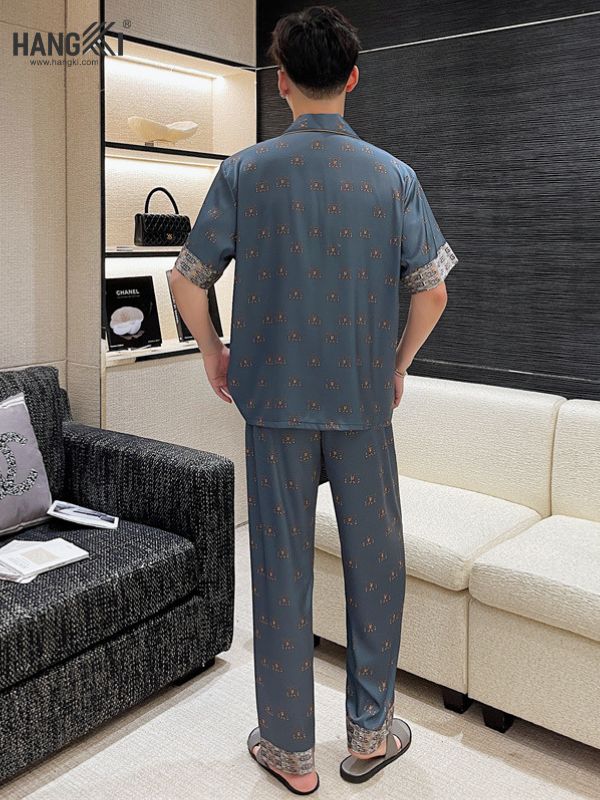 Bộ đồ ngủ nam lụa màu xanh họa tiết nhỏ tay ngắn quần dài nhìn từ phía sau