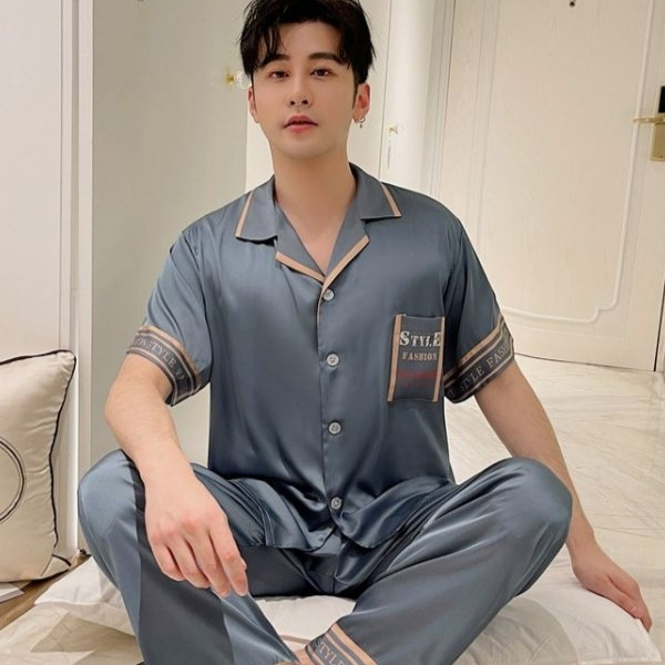 Bộ pijama lụa nam màu xanh xám tay ngắn quần dài, cổ bẻ, viền be, túi ngực in chữ STYLE FASHION