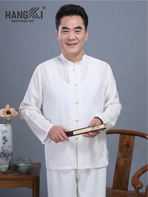 Người đàn ông trung niên mặc bộ đồ truyền thống Trung Hoa màu trắng thương hiệu Hangki cầm sách