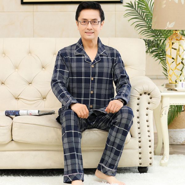 Bộ đồ ngủ nam trung niên kẻ caro xanh đậm dài tay dài quần chất vải mềm mại ngồi trên sofa