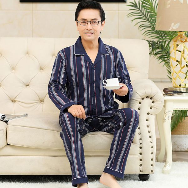 Bộ pijama nam trung niên kẻ sọc xanh đậm dài tay dài quần chất vải mềm mại ngồi trên ghế sofa