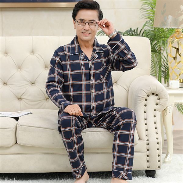Bộ pijama nam trung niên kẻ caro xanh đậm dài tay dài quần chất liệu lụa ngồi trên ghế sofa