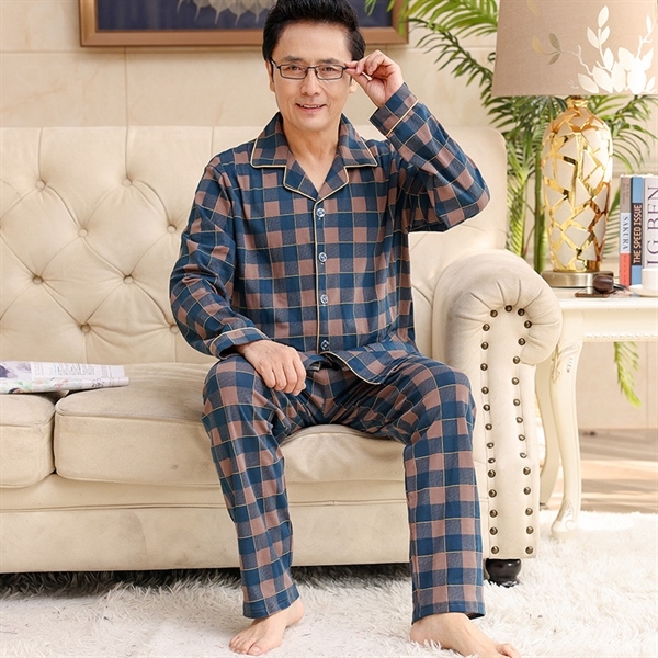 Bộ đồ ngủ nam trung niên kẻ caro dài tay quần dài màu xanh nâu ngồi trên ghế sofa