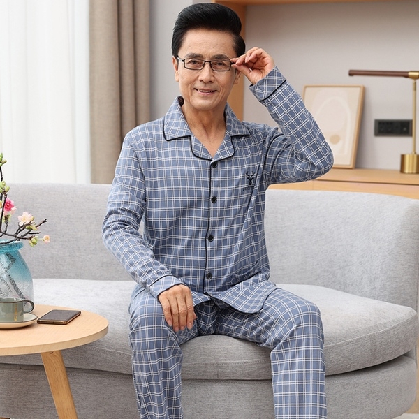 Bộ đồ ngủ nam trung niên kẻ caro xanh dài tay quần dài chất vải mềm mại ngồi trên ghế sofa