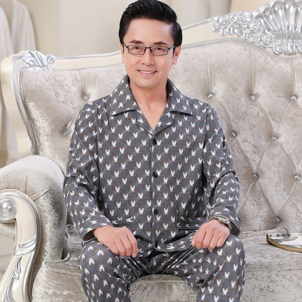 Bộ đồ ngủ nam trung niên màu xám họa tiết nhỏ, chất liệu ấm áp, người mẫu ngồi trên ghế sofa sang trọng