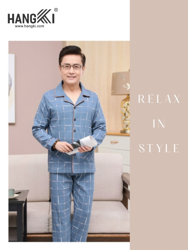 Bộ pijama nam trung niên kẻ caro xanh thương hiệu Hangki mặc trong phòng khách