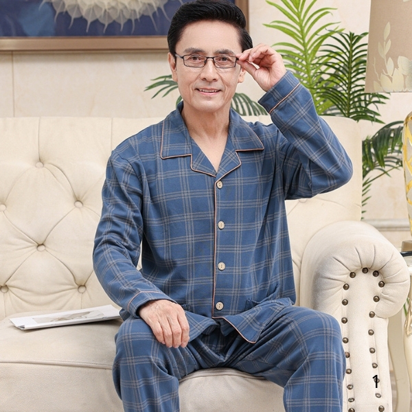 Bộ đồ ngủ nam trung niên kẻ caro xanh dài tay quần dài chất vải mềm mại ngồi trên sofa