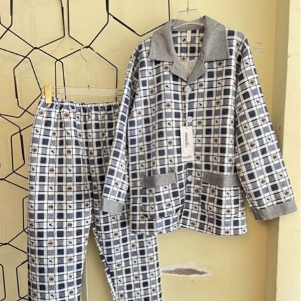 Bộ pijama dài tay kẻ caro xanh xám cho người lớn treo trên móc áo