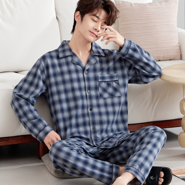 Bộ pijama nam dài tay kẻ caro xanh chất vải mềm mại mặc ở nhà trên sofa